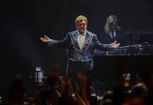 Elton John está de vuelta en su casa tras pasar la noche hospitalizado por una caída
