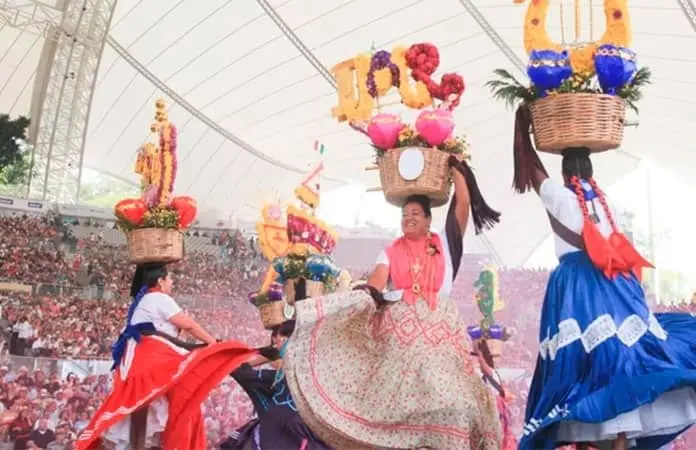 Roban vestuario de bailarinas tras presentación en la Guelaguetza