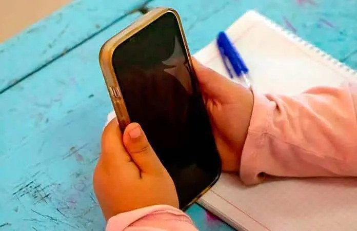 En comisiones, iniciativa para prohibir celulares en escuelas