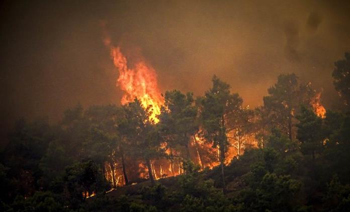 Los incendios en Rodas, Corfú y Eubea siguen fuera de control