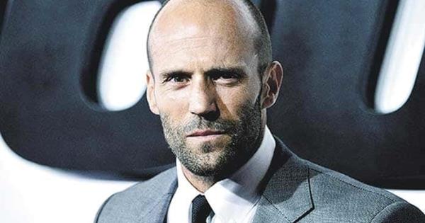 JASON STATHAM CELEBRA 56 AÑOS