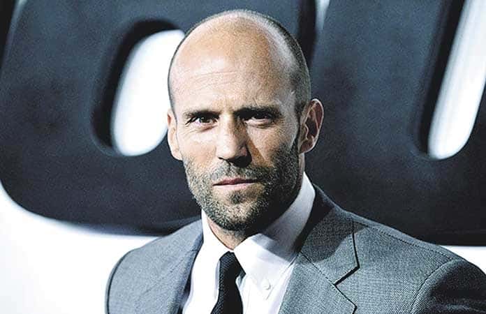 JASON STATHAM CELEBRA 56 AÑOS