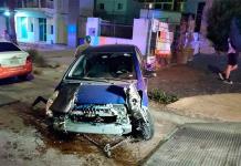 Fuertes daños en choque de auto contra contención en Lomas del Tec