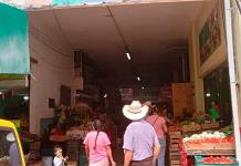 Locatarios bloquean el acceso al Mercado Colón