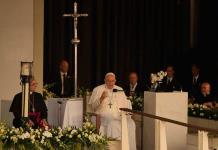 En su visita a Fátima, el papa habló de la figura de María, pero no mencionó las guerras