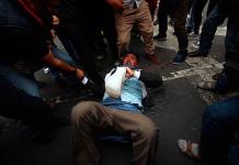 Triquis protestan en el Zócalo... con gasolina