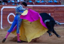 El torero peruano Roca Rey sigue en observación en un hospital de España por una cornada