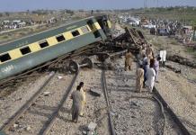 Al menos 30 muertos y 60 heridos por descarrilamiento de tren en Pakistán