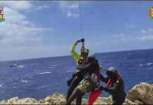 Rescatan a docenas de migrantes tras naufragio de embarcaciones en Italia