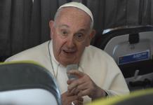 El papa dice que la Iglesia está abierta a todos, también a los homosexuales