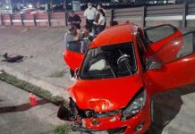 Automovilista sale del camino y cae a desnivel en la carretera a Matehuala