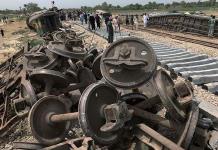 Pakistán entierra a las víctimas del accidente de tren con 30 muertos y 80 heridos