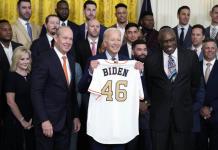 El presidente Biden recibe a los Astros, y se identifica con la hazaña del mánager Dusty Baker