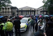 Arrestan a hombre por apuñalar a otro afuera del Museo Británico en Londres
