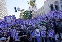 Miles de empleados municipales de Los Ángeles realizan paro de 24 horas; piden salarios más altos