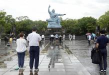 Nagasaki recuerda su tragedia nuclear en una modesta ceremonia por la llegada de un tifón