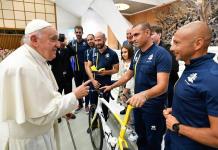 El papa firma bicicleta del equipo vaticano que estuvo en Glasgow para subasta solidaria