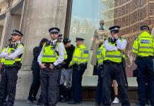 Cientos de personas se concentran en Londres llamadas a provocar desórdenes