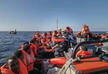 El buque Ocean Viking rescata a 55 migrantes en Mediterráneo tras su bloqueo en Italia