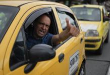 Taxistas de Colombia protestan con un paro por alza del precio de la gasolina y contra plataformas