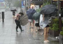 La tormenta tropical Khanun derriba árboles y arranca tejados en Corea del Sur
