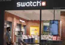 Un tribunal autoriza la demanda de Swatch contra Malasia por confiscar relojes LGTBI