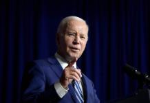 Biden lanza un nuevo programa de pago de la deuda estudiantil que se ajusta a los ingresos