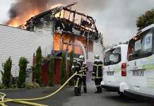 El fuego consume una residencia; 11 víctimas