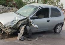 Chocan de frente dos vehículos y sus conductores salen heridos, en la Valles-Tampico 