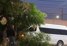 Camioneta de transporte de personal choca contra moto y árbol en la Progreso