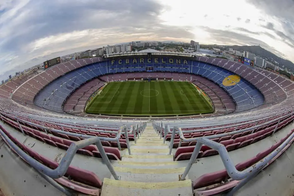 Barcelona pospone su regreso al Camp Nou