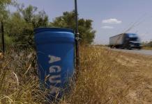 Desaparecen estaciones de agua para migrantes en el sur de Texas