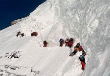Muere portador paquistaní tras caer en el K2; escaladores no lo ayudaron tras caer