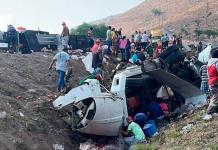 Muere un trailero al volcarse en la carretera a México