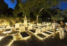 La necrópolis protestante más antigua de España revive en las noches de verano