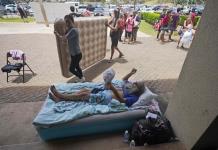 La agónica espera de quienes buscan a los desaparecidos por el incendio en Maui