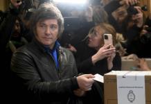 El ultraderechista Javier Milei es el precandidato presidencial más votado en primarias de Argentina, conteo oficial