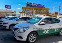 Taxistas insisten en traer vidrios polarizados: SCT