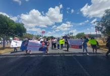 Familiares de conductor desaparecido bloquean la carretera a México
