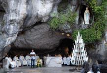 Miles de personas participan en el 150 aniversario del peregrinaje al santuario de Lourdes