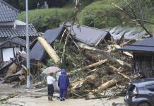 Una fuerte tormenta tropical azota zonas de Japón e interrumpe viajes en una semana feriada