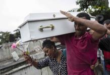 Sepultan a niña que murió baleada en zona violenta de Brasil
