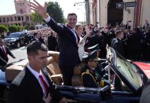 Santiago Peña asume como presidente de Paraguay y promete prosperidad y presencia internacional