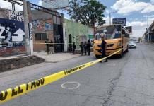 Tras discusión, pasajeros de un vehículo disparan contra camión urbano en Salvador Nava; tres heridos