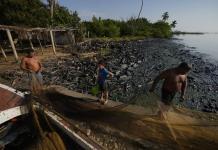 Derrames de petróleo y desechos tóxicos amenazan la vida del Lago de Maracaibo