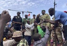Nigerinos buscan voluntarios para ayudar a la junta militar ante una posible invasión