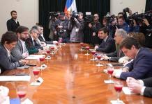 Boric busca destrabar negociación de sus reformas clave en tensa reunión con oposición chilena