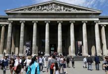La Policía Metropolitana de Londres interroga a un sospechoso por los robos en el Museo Británico