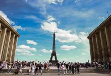 Detienen a un hombre por saltar en paracaídas desde la torre Eiffel