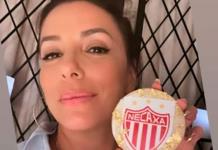 Eva Longoria se une a la afición de Necaxa en el Estadio Victoria